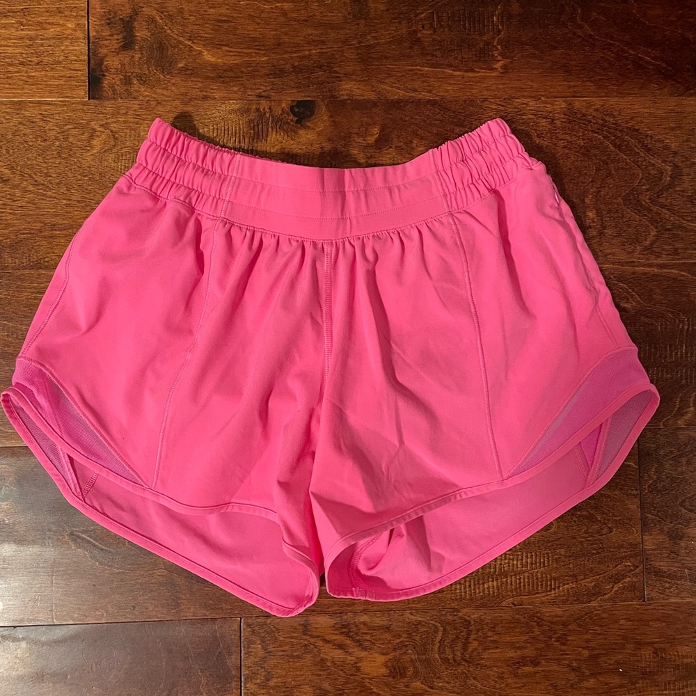 Lululemon hotty hot low-rise lined shorts 4” size 4